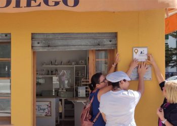 Colocando uno de los azulejos / FOTO: Ayto.