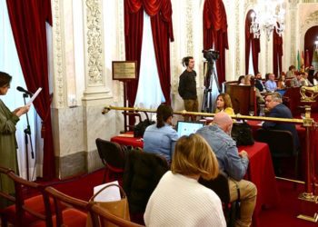 La bancada de la oposición escucha una de las intervenciones en el público / FOTO: Eulogio García