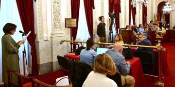 La bancada de la oposición escucha una de las intervenciones en el público / FOTO: Eulogio García