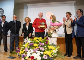 Un momento de la entrega de la distinción / FOTO: 5 de Abril