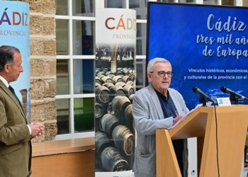 Presentando la publicación turística / FOTO: Eulogio García