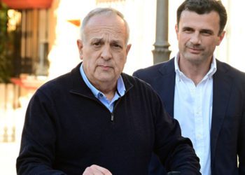 El presidente del PP provincial arropando al candidato / FOTO: PP