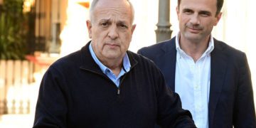 El presidente del PP provincial arropando al candidato / FOTO: PP