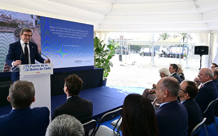 Un momento de la intervención del representante de Endesa / FOTO: Eulogio García