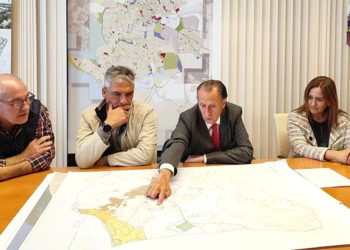 Con el plano por delante / FOTO: Ayto.