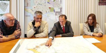 Con el plano por delante / FOTO: Ayto.