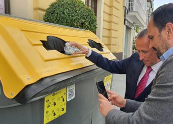José María Román, reciclando / FOTO: Ayto.