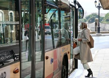 Subiendo al bus / FOTO: Eulogio García