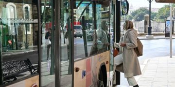 Subiendo al bus / FOTO: Eulogio García
