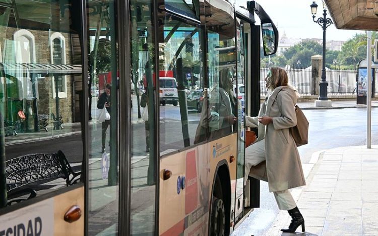 Subiendo al bus / FOTO: Eulogio García