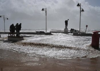 El paseo marítimo de Cádiz engullido por el mar en un pasado temporal / FOTO: Eulogio García