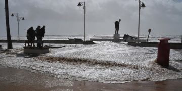 El paseo marítimo de Cádiz engullido por el mar en un pasado temporal / FOTO: Eulogio García