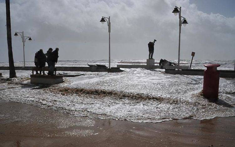 El paseo marítimo de Cádiz engullido por el mar en un pasado temporal / FOTO: Eulogio García