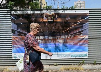 Lonas colgadas antes de las elecciones de 2023 en el vallado del solar / FOTO: Eulogio García