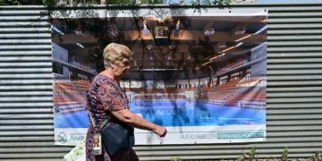 Lonas colgadas antes de las elecciones de 2023 en el vallado del solar / FOTO: Eulogio García