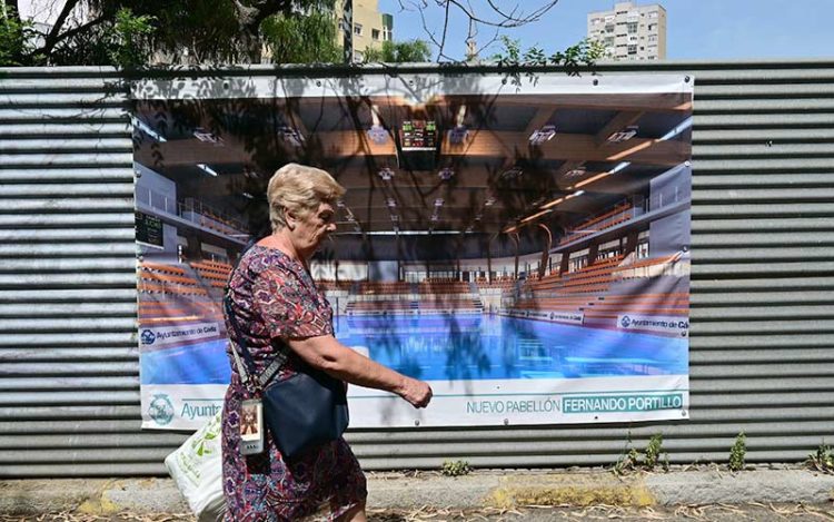 Diferentes lonas colgadas recientemente en el vallado / FOTO: Eulogio García