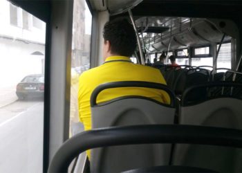Aficionado cadista viajando en bus / FOTO: DBC