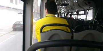 Aficionado cadista viajando en bus / FOTO: DBC