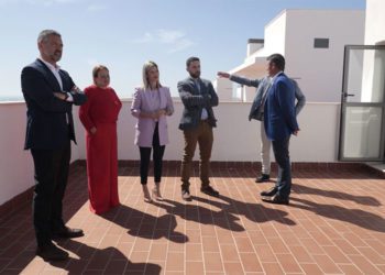 Políticos asomados a la azotea del flamante bloque / FOTO: Ayto.