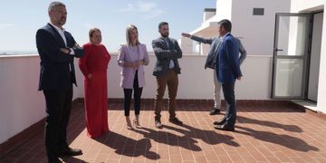 Políticos asomados a la azotea del flamante bloque / FOTO: Ayto.