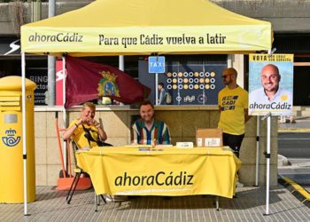 Tenderete de Ahora Cádiz que se ve estos días por la ciudad / FOTO: Eulogio García