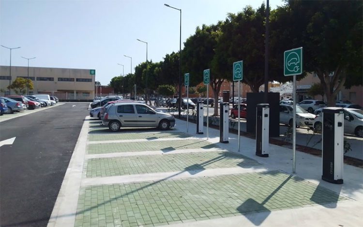 Plazas reservadas a la recarga de coches eléctricos / FOTO: DBC