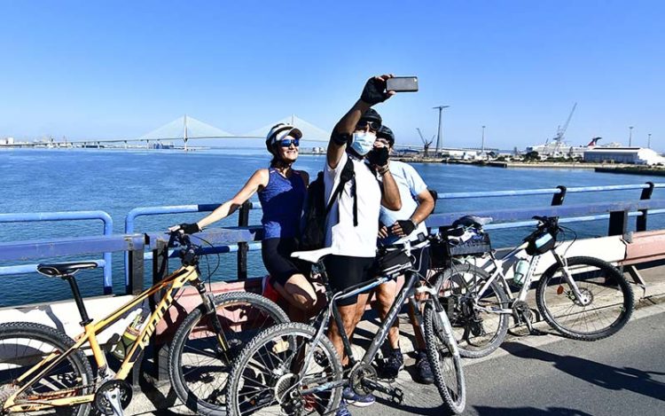 Selfie en el puente Carranza, en pleno saco de la bahía / FOTO: Eulogio García