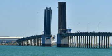 El puente Carranza abierto, símbolo de unión (y desunión) de la Bahía / FOTO: Eulogio García