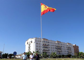 Banderón patrio en la rotonda ovalada de la avenida Adolfo Suárez / FOTO: Ayto.