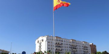 Banderón patrio en la rotonda ovalada de la avenida Adolfo Suárez / FOTO: Ayto.