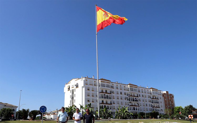 Banderón patrio en la rotonda ovalada de la avenida Adolfo Suárez / FOTO: Ayto.