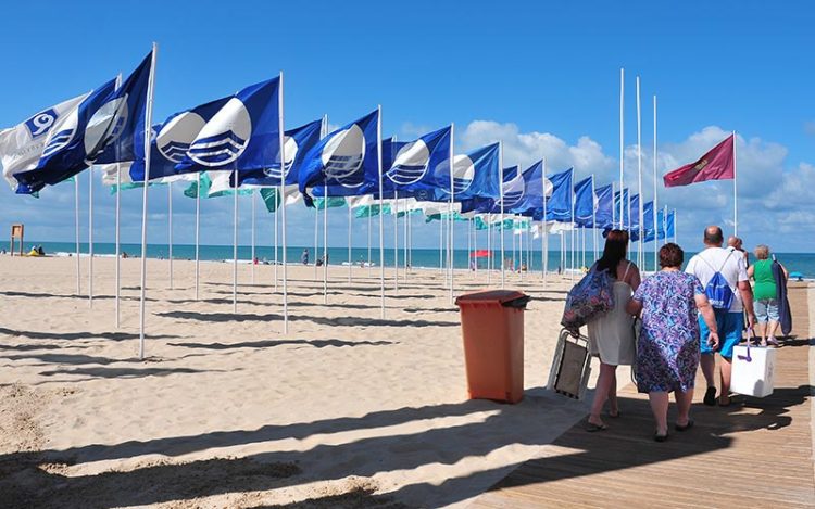 La Victoria en la capital presumiendo de banderas un pasado verano / FOTO: Eulogio García