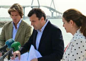 Sujetando bien los papeles en una mañana de levante / FOTO: Eulogio García