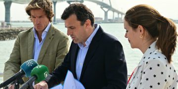 Sujetando bien los papeles en una mañana de levante / FOTO: Eulogio García