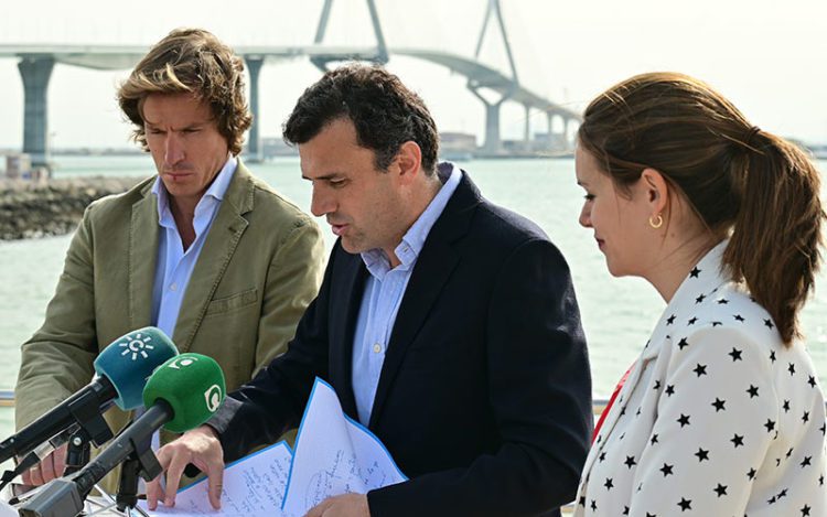 Sujetando bien los papeles en una mañana de levante / FOTO: Eulogio García