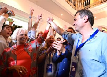 Teófila Martínez arropando al futuro nuevo alcalde de Cádiz / FOTO: Eulogio García