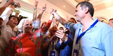 Teófila Martínez arropando al futuro nuevo alcalde de Cádiz / FOTO: Eulogio García