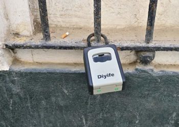 Candado de piso turístico en una fincha del centro de Cádiz / FOTO: Eulogio García