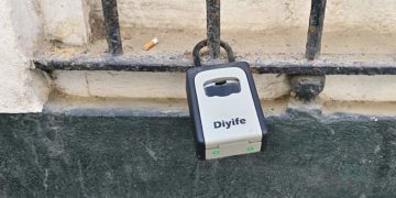 Candado de piso turístico en una fincha del centro de Cádiz / FOTO: Eulogio García