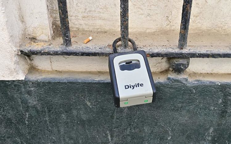 Candado de piso turístico en una fincha del centro de Cádiz / FOTO: Eulogio García