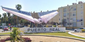 Una de las rotondas de acceso a la Villa, adornadas por Airbus