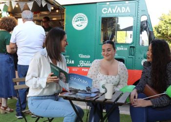 Posado de Cavada y varios vecinos junto a la furgoneta de campaña / FOTO: PSOE