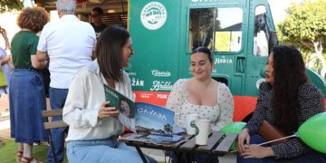 Posado de Cavada y varios vecinos junto a la furgoneta de campaña / FOTO: PSOE