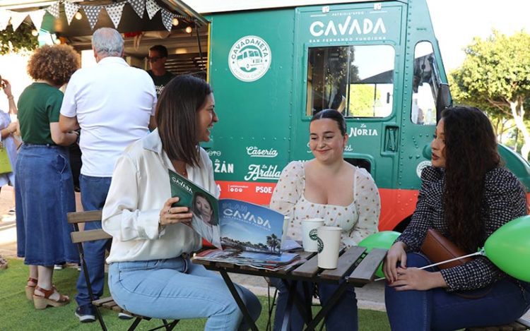 Posado de Cavada y varios vecinos junto a la furgoneta de campaña / FOTO: PSOE