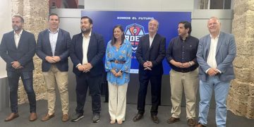 Cavada rodeada de hombres en esta presentación / FOTO: FAB