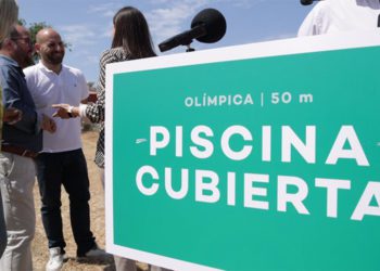 Detalle del atril del acto partidista en el que se ha anunciado la piscina / FOTO: PSOE