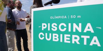 Detalle del atril del acto partidista en el que se ha anunciado la piscina / FOTO: PSOE