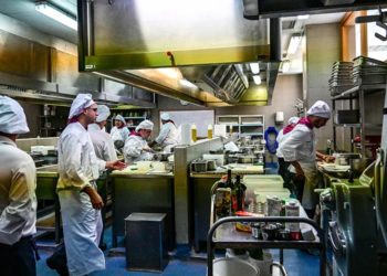 Practicando en las cocinas de la Escuela / FOTO: Eulogio García
