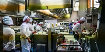 Practicando en las cocinas de la Escuela / FOTO: Eulogio García