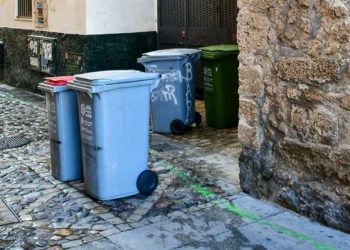 Contenedores en un rincón del casco histórico / FOTO: Eulogio García